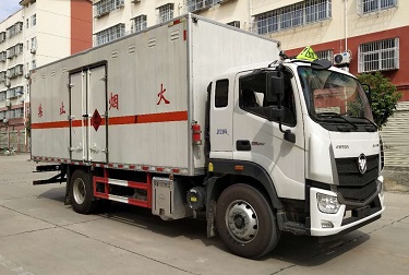 程力威牌CLW5181XRYB6型易燃液體廂式運(yùn)輸車