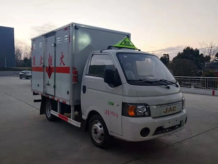 程力威牌CLW5030XRQH6型易燃?xì)怏w廂式運輸車