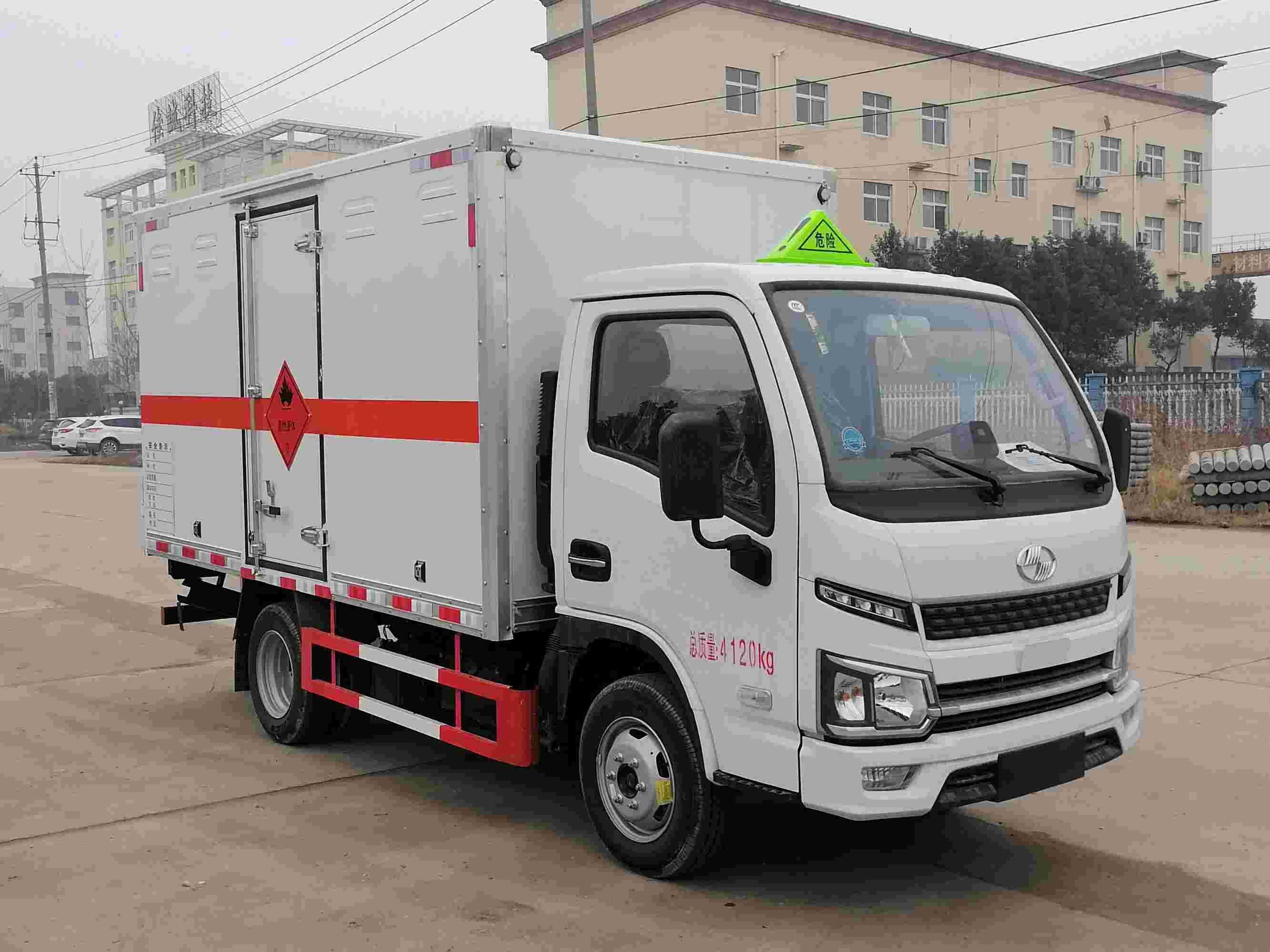 順風(fēng)智造牌SFZ5040XRYS6型易燃液體廂式運(yùn)輸車