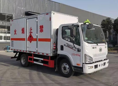 程力威牌CLW5041XRYC6型易燃液體廂式運(yùn)輸車